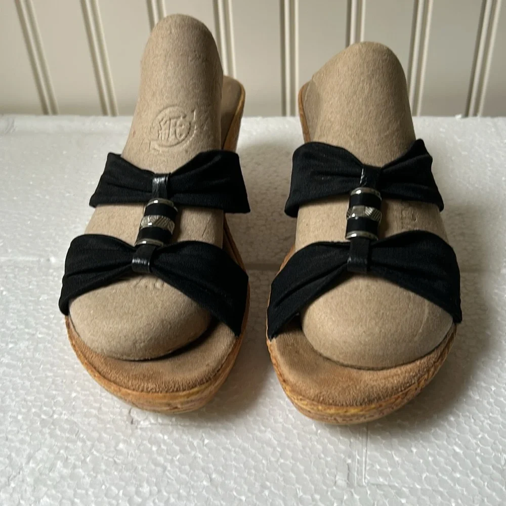 Italian Shoemaker women bejewel Cork Wedge 2.5” Heel suede insole size 8 black